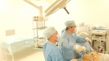 2019-1-25 Kostanai, Kazakistan. Bir takım profesyonel cerrah hastanın karnına endoskopi gerçekleştirin. Modern laparoskopi. Hastanede ameliyat.