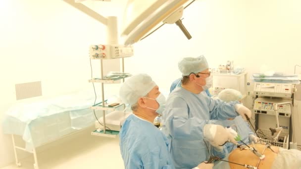 2019 Kostanay 哈萨克斯坦 一组专业的外科医生在病人的腹部进行内窥镜检查 现代腹腔镜检查医院的手术 — 图库视频影像