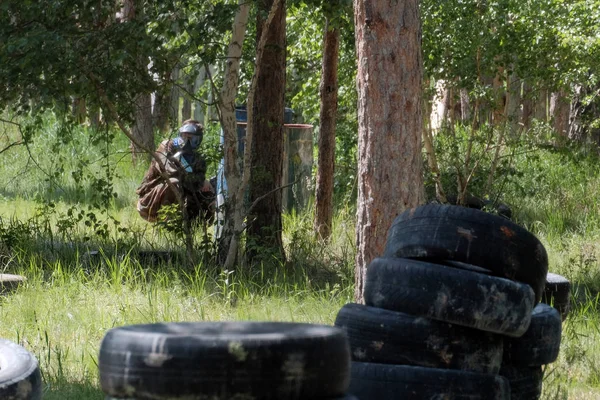 Paintball Álcázás Ruházati Egy Tinédzser Egy Fegyver Kezében Várja Ellenfelek — Stock Fotó