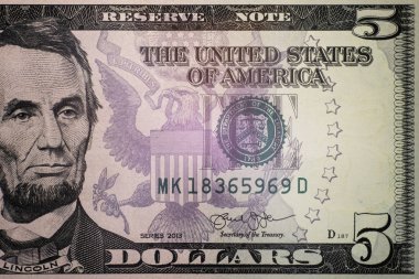 Yakın çekim. Beş dolar bize Lincoln portresi ile dolar parçası. Yüksek detay doku. Makro. Seçici odak. Finansal arka plan kavramı.