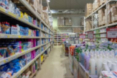 Bulanık. Görme engelli kişi gözlerinden görüntüleyin. Raflar ve bir alışveriş merkezi ya da süpermarket ürünleri.