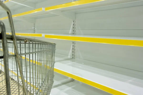 Kafes gıda sepeti süpermarket ürünleri olmadan windows yakınındaki açısı. Satış veya alışveriş arka plan kavramı. Depodaki boş rafları. Uzay kopyalayın. Tasarım şablonu.
