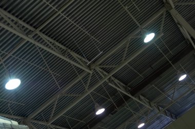 Metal çatı hangar. Depolama alanı ile parlak lambaların tavan. Arka plan.