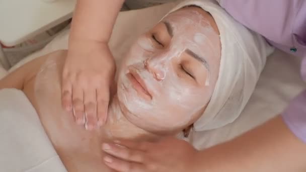 Asian Girl White Cream Face Closed Eyes Beauty Salon Massage — Stock Video