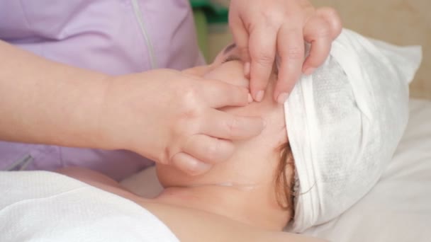 Gezicht Van Een Aziatisch Meisje Een Beauty Center Massage Procedure — Stockvideo