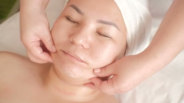 Masaje Facial Una Asiática Mediana Edad Salón Belleza Primer Plano — Vídeo de stock