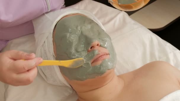 Cosmétologue Professionnel Applique Masque Alginate Sur Visage Une Femme Adulte — Video