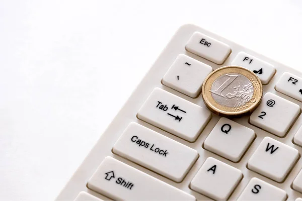 ヨーロッパのプログラマはどのくらい稼ぐのです。ユーロ硬貨はコンピューターのキーボードで数字の 1 キーにあります。金融、技術の概念。どのようにお金をオンラインと収入フリーランス. — ストック写真