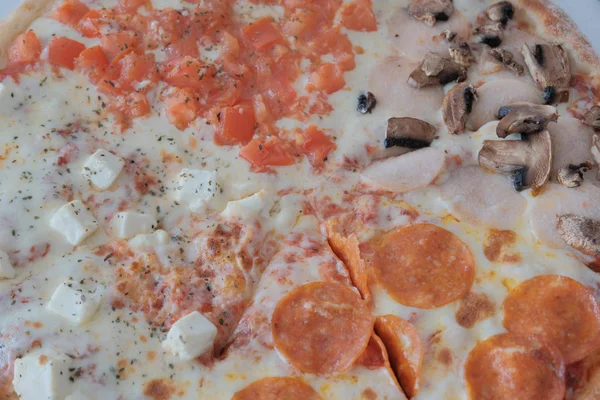 Κοντινό πλάνο καυτή πίτσα. Φέτα με το λειώνοντας τυρί. Fast Food υφή και φόντο. Εικόνας για πρότυπα, πλακάτ, πανό. — Φωτογραφία Αρχείου
