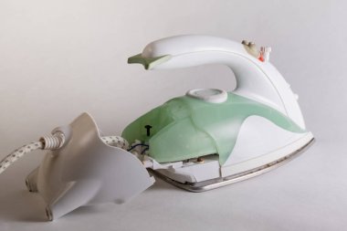 Ev aletleri tamiri. Yeşil elektrik demir demonte. Cihazın elektrik tesisatı ulaşabilen arkası kesildi. Kopya alanı.