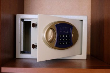 Dolaptaki rafta bulunan güvenli açın. Kasa kodu dijital kilit güvenli. Emanet para ve değerli eşyalarınızı kavramı. Otel hizmetinizde.
