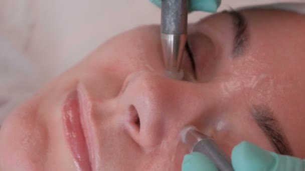 Massaggio Microcorrente Intorno Agli Occhi Cosmetologia Hardware Mani Estetista Professionista — Video Stock