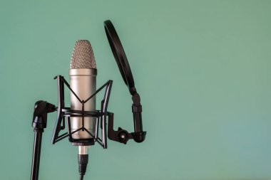 Stüdyo mikrofon darbe emici ve stand pop filtre ile. Yakın çekim. Mavi arka plan. Uzay kopyalayın. Profesyonel ses ve ses kaydı kavramı.