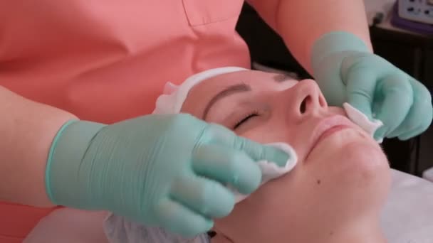 Krásná Dívka Cosmetological Postup Obnovy Omlazení Kůže Žen Kosmetička Modré — Stock video