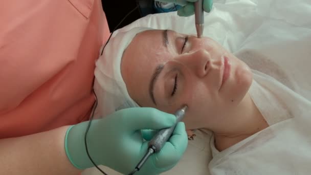 Mãos Esteticista Conduzem Eletrodos Massagem Microcorrente Torno Dos Olhos Uma — Vídeo de Stock