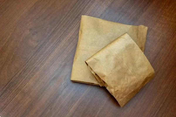 Dois sacos de papel castanho. Fundo de noz e tabela de textura. O conceito de produtos de embalagem ecológicos. Espaço de cópia . — Fotografia de Stock
