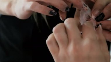 Cadılar Bayramı makyaj. İki kız cosplay bir karnaval için tüm azizler günü veya kötü parti temalı için hazırlayın. Manikür elleriyle close-up yapmak bir kadının kablolu ağızlı kostüm özniteliği.