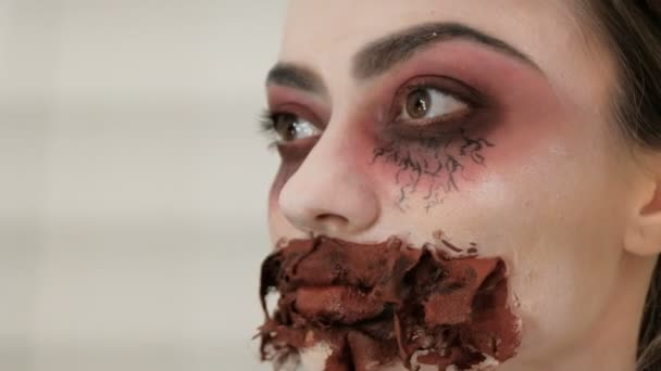 Egy Lány Egy Szájjal Varrták Halloween Smink Kezében Mester Véres — Stock videók