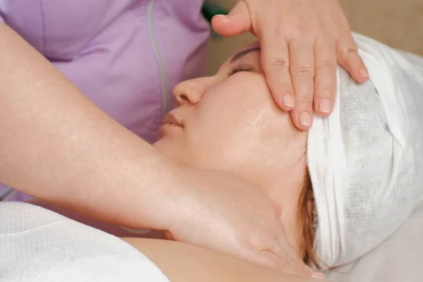 Dokter cosmetoloog doen Massage nek vrouw close-up. Verwijder de tweede kin. Massage behandelingen in de schoonheidssalon. — Stockfoto