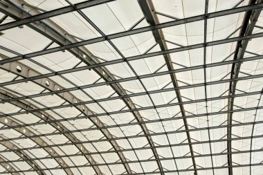 Modern bir binanın yarım daire çatı parçası. Hangar, alışveriş, spor veya endüstriyel binada tavan. Doku arka planı.