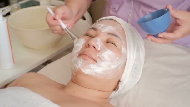 Chica Asiática Salón Belleza Vídeo Acelerado Esteticista Aplica Una Crema — Vídeo de stock