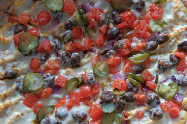 Close. Kıymalı sebzeli pizza. Tasarım için gıda arka plan. Gün ışığı. Sıcak geleneksel İtalyan yemeği doku.