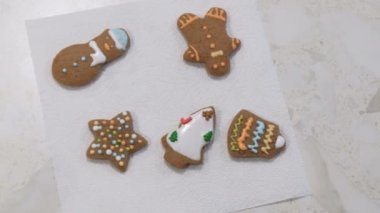 Renkli şenlikli zencefilli kurabiyebir peçete üzerinde yalan. Noel kurabiyeleri. Beyaz tablo.