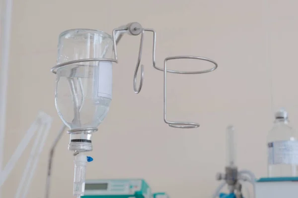 Close-up van een medische druppelaar voor intraveneuze drugs. Ziekenhuisapparatuur. Reanimatie en Anesthesiologie. Gezondheid. — Stockfoto