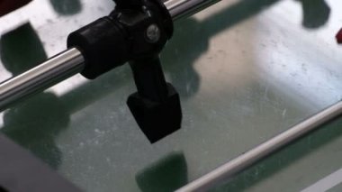 Bir masa futbol figürünün yakın çekim. Siyah ve kırmızı takımların masa oyunu. Klasik yaşlı Langırt masası