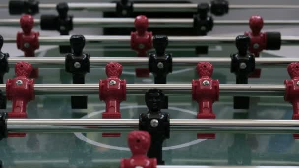 Foosball team competition and sports entertainment. The table game soccer players. The figures for the game of table football spinning and hitting the ball. — Stock Video