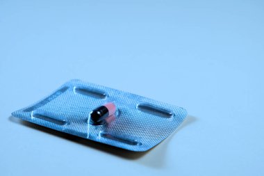 Close. Tüm hastalıklar için tek bir hap ile Blister. Tıbbi kavram, sağlık ve iş, hastalık ve tıp. Mavi tonlama. Kopyalama alanı
