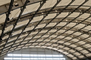 Hangarın cam çatısı, endüstriyel bina veya kapalı stadyum. Arka plan ve doku. Kopyalama alanı.