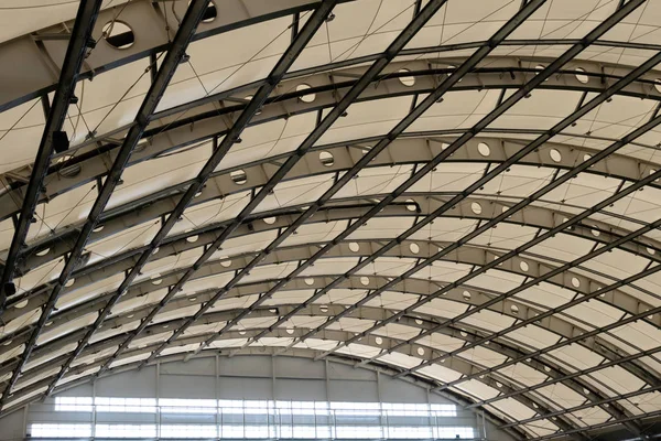 Het glazen dak van de hangar, industrieel gebouw of indoor stadion. Achtergrond en textuur. Ruimte kopiëren. — Stockfoto
