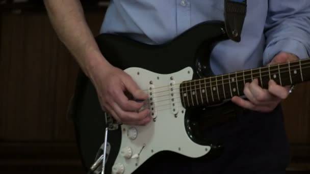 穿蓝色衬衫的男人弹着电吉他 音乐表演或家庭音乐会 — 图库视频影像