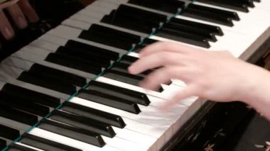 Piyano çalıyor. Close. Müzikal tema. Konser programı. Kadın elleri piyano tuşlarına basın.