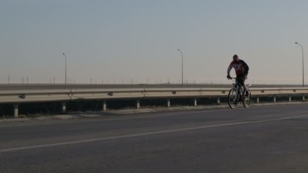 Ciclista Solitário Passeia Longo Beira Estrada Estilo Vida Desportivo Maneira — Vídeo de Stock