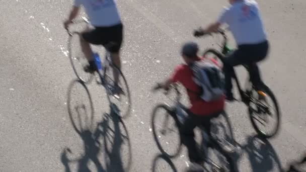 Eine Radfahrergruppe Massenbewegung Auf Dem Fahrrad Für Einen Gesunden Lebensstil — Stockvideo