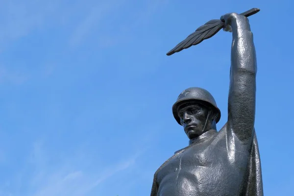 2019-05-09, Kazakistan, Kostanay. Büyük Vatanseverlik Savaşı'nın Sovyet askerinin anıtı. Gökyüzüne bir kulak kaldırarak el. Kopya alanı. Faşizme karşı zaferin sembolü.