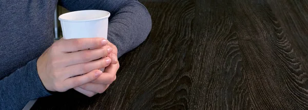 Zbliżenie rąk kobiet posiadających białą szklankę kawy. Dziewczynka spędza wolny czas w kawiarni. Szablon lub baner do reklamowania gorących napojów. Obiadowa. Miejsce. — Zdjęcie stockowe