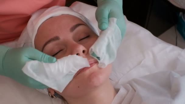 Nahaufnahme Die Kosmetikerin Reibt Das Gesicht Eines Schönen Mädchens Mit — Stockvideo