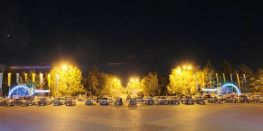 Kazakistan, 19-06-19, Gece. Gece. Kasaba meydanında eski arabalar. Şehrin yazıt adı: Kostanay. Otopark retro otomobil rallisi.
