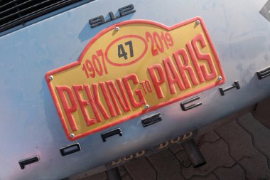 Kazakistan, Kostanay, 19-06-19, Paris'e Ralli Pekin. Klasik bir araba Porsche 912 amblemi. Bir etiket ile bir retro arabanın arka yakın çekim.