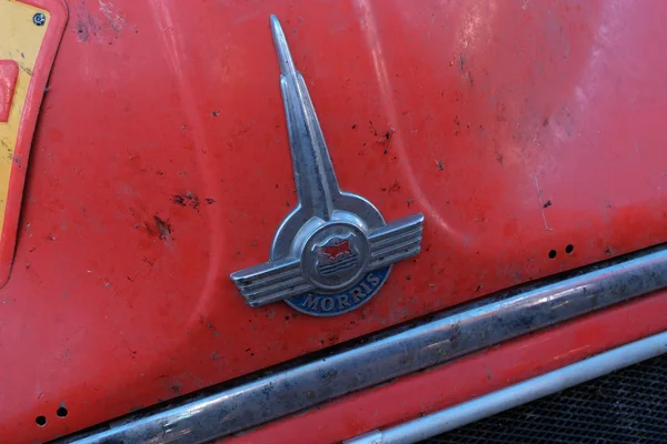 Kazakhstan, Kostanay, 19-06-19, Rally Peking to Paris. The emblem of a vintage car Morris. Close-up front of a red retro car. Dirt and stains from broken insects. — Stock Photo, Image