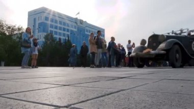 Kazakistan, Kostanay, 2019-06-20, şehir sakinleri nin oto rallisi katılımcılarına merkez meydandan retro araçlarla eşlik etti. Dodge. Pekin'den Paris Mücadelesine.