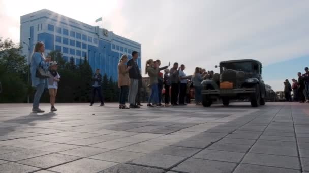 Kazakhstan, Kostanay, 2019-06-20, Residents of the city escorted participants of the auto rally in retro cars from the central square. Ford. Peking to Paris Challenge. — Stock Video