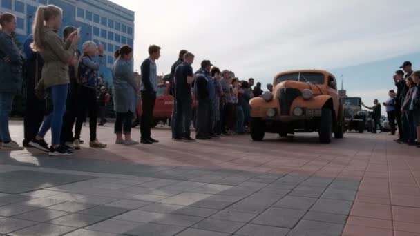 Kazakhstan, Kostanay, 2019-06-20, Residents of the city escorted participants of the rally on a retro Chevrolet car from the central square. Peking to Paris Motor Challenge. — Stock Video