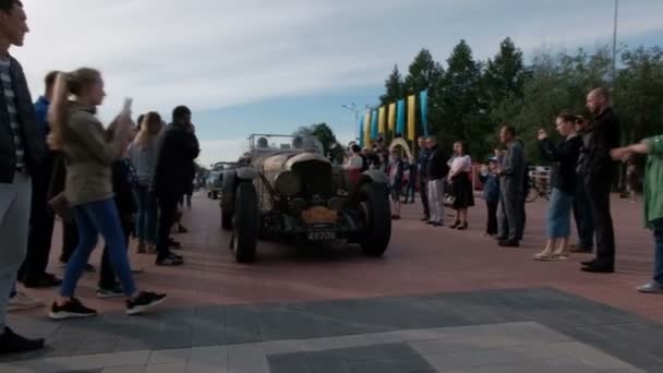 Kazakhstan, Kostanay, 2019-06-20, Residents of the city escorted participants of the auto rally in retro cars from the central square. Peking to Paris Challenge. — Stock Video