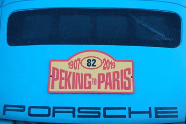 Kazakistan, Kostanay, 2019-06-20, Paris Rallisi Motor Mücadelesi'ne 7. Mavi retro bir Porsche arabanın arkası. 82 numaralı yarışlara katılanın etiketi