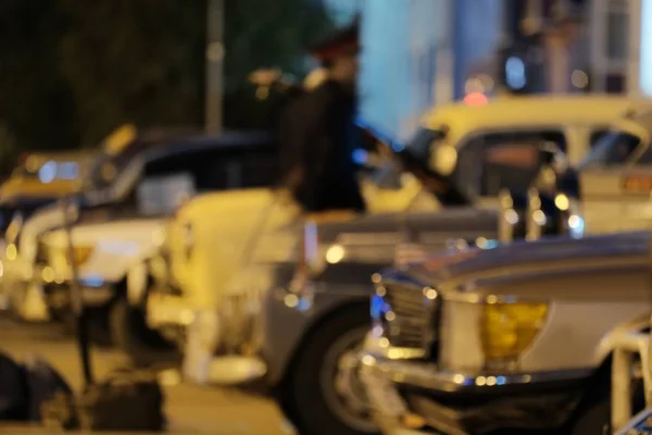 Kazakhstan, Kostanay, 19-06-19, Blurred background. Retro cars in the parking lot. Participants in the historic international rally. Evening lighting. Peking to Paris Rally. — Stock Photo, Image