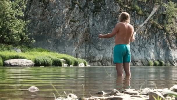 Ψάρεμα Μύγα Ένας Ηλικιωμένος Ψαράς Στέκεται Στο Νερό Ενός Ορεινού — Αρχείο Βίντεο